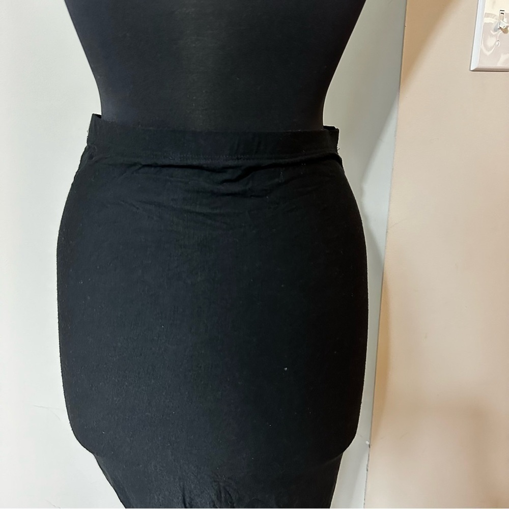 Daily Look Asymmetrical Ruched Black Skirt in Size Medium - Picture 5 of 7
